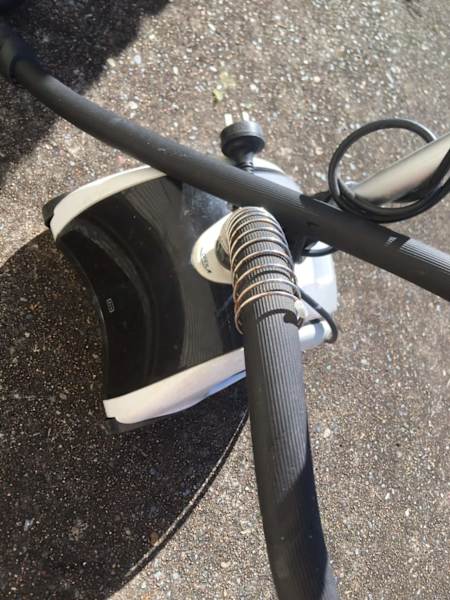 Garment steamer with built in hanger63470142670978114