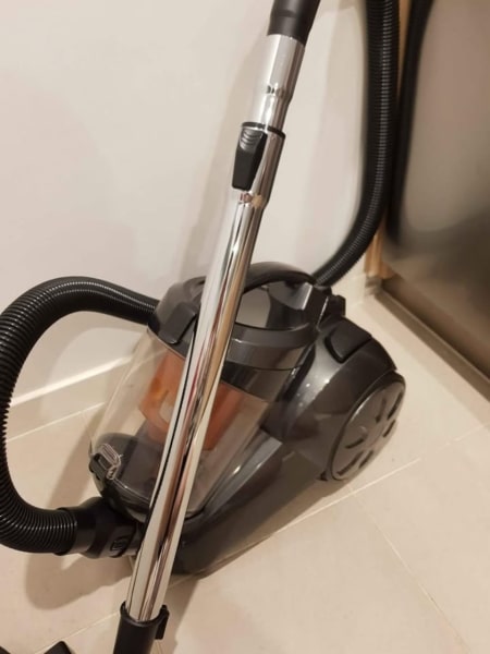 Bagless Multifloor Vaccum Cleaner with extra attachments63444104671617112