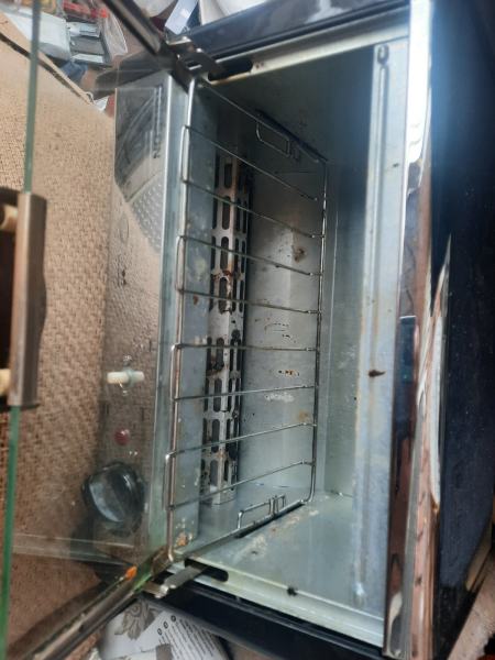 used small electric oven - WORKING (note missing 1 knob but can still 63016061292801112