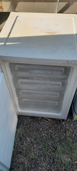 Westinghouse small upright freezer with 4 shelves63470143339651112