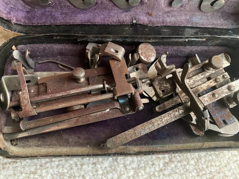 ***Vintage SINGER SEWING MACHINE PARTS in metal box***63016059043585113