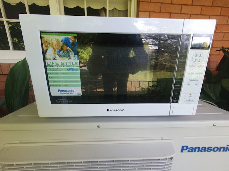 PANASONIC INVERTER MICROWAVE...1100 WATTS...25 LITRE CAPACITY.63019532346241110