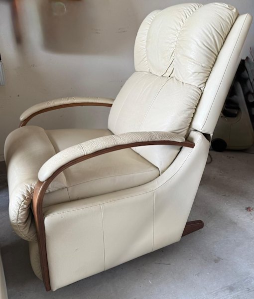 Lazy Boy 2 seater lounge plus 2 recliners in excellent condition.62863379266179112