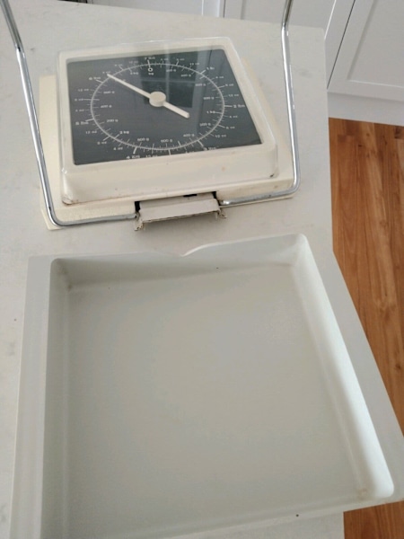 Kitchen Scales, wall mount style, fold down63470143468931111