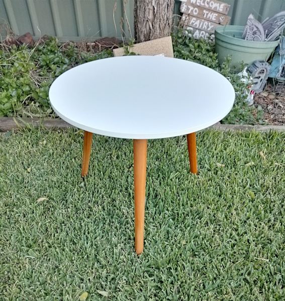 Small Round White Table with Timber Legs62863408382081111