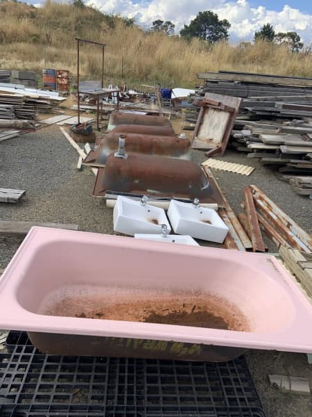 CAST IRON BATH TUBS OR WATER TROUGH63010884523522112