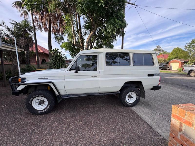 1990 Toyota Troopcarrier (Engineered)63437623817985112