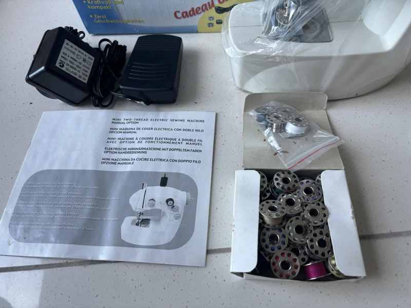 MINI TWO THREAD ELECTRIC SEWING MACHINE* Retro63017765279235111