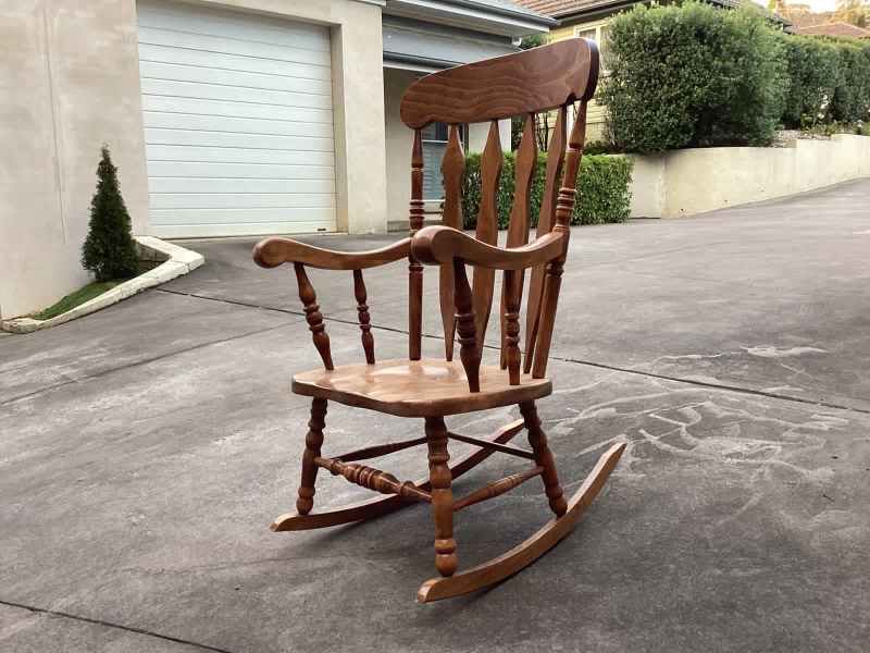 Antique rocking chair 62863376725761111