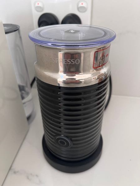Breville Nespresso Essenza Mini Coffee Machine White with Aero Milk Fr63444105030401111