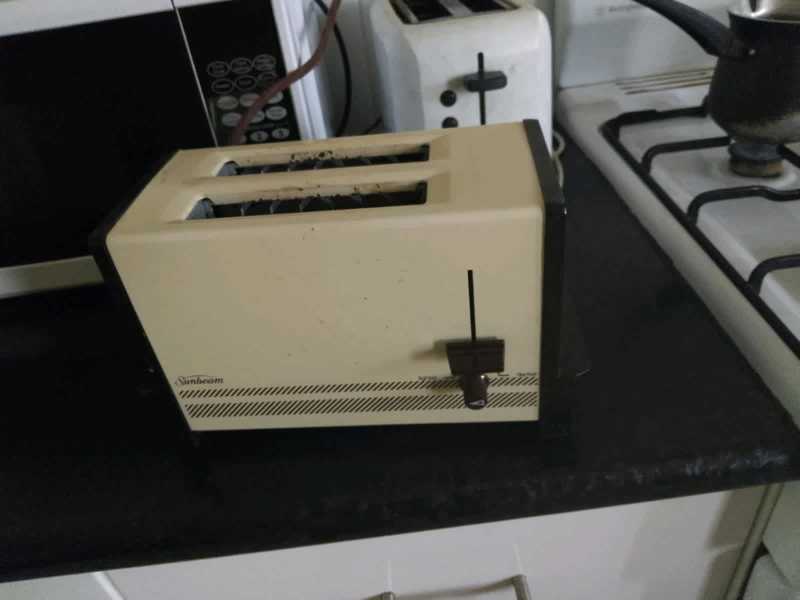NO HOLDS .Old school toaster -works but goes slowly - reliable ppl ony630133509186581122