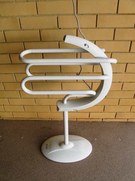 Freestanding Electric Towel Heater.63018175149954114