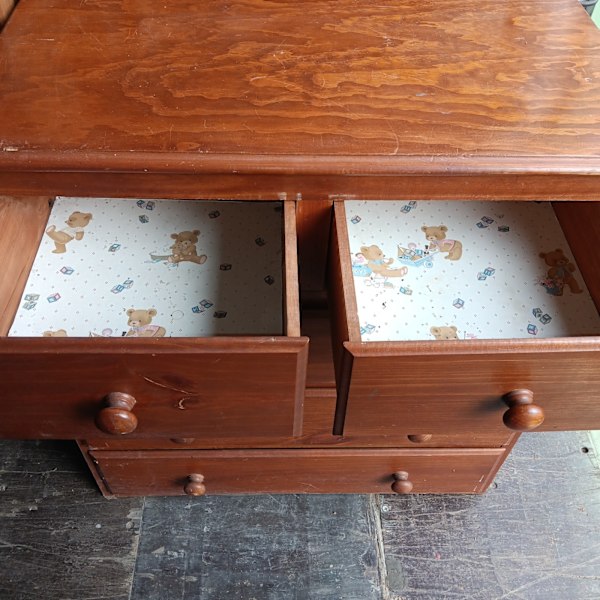 Timber chest of drawers62863407348610111