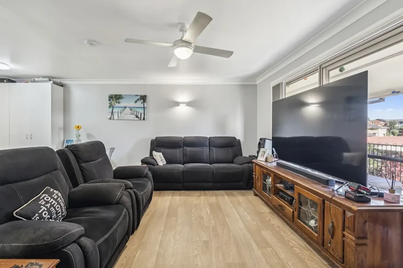 Double-Storey Family Home with Mountain Views62929683585538112