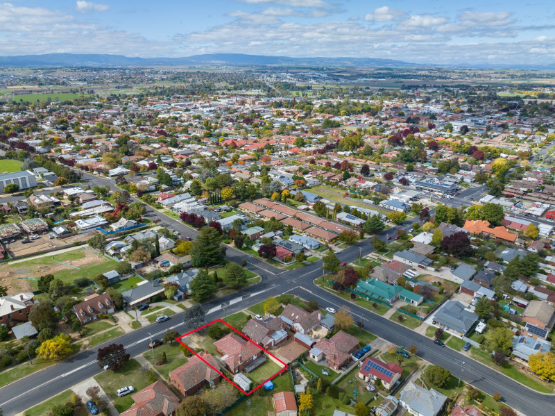 Ideally located to schools and shops62931713038210113