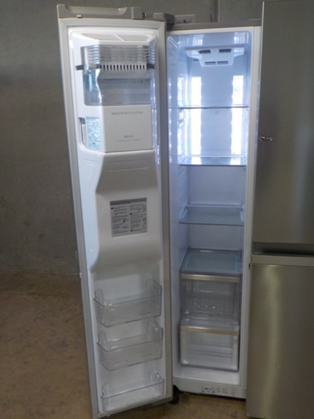 Item 2941 LG 661L Fridge/freezer  (Inc Delivery & Warranty)63016908100610113