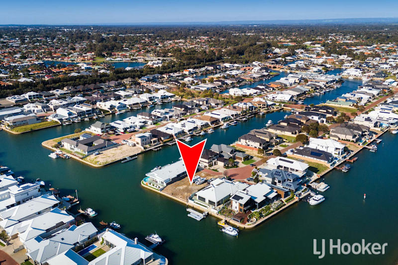 851m2 Lot With 21m Canal Frontage In Mariners Cove63004326990850113