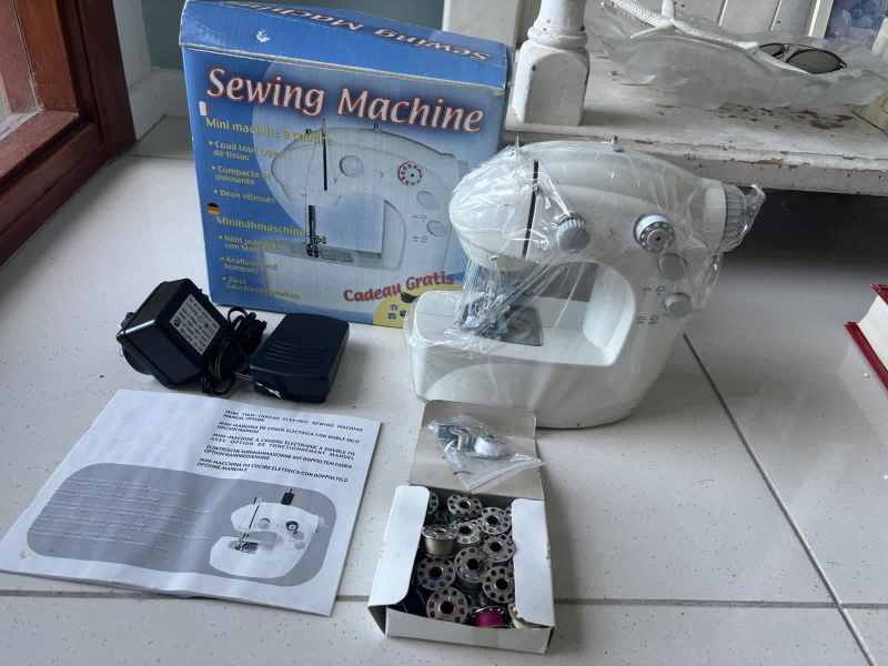 MINI TWO THREAD ELECTRIC SEWING MACHINE* Retro630177652792351123