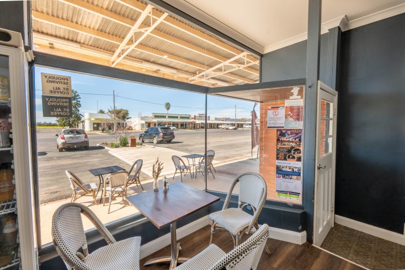 Well Established Cafe Business With Residence Or Investment!62929683619459114