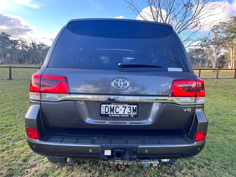 Toyota Landcruiser 200 series62936659861378111