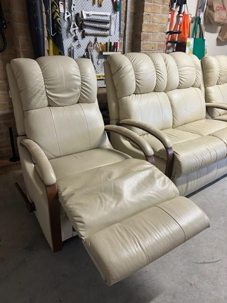 Lazy Boy 2 seater lounge plus 2 recliners in excellent condition.62863379266179113