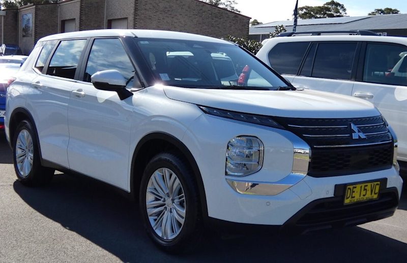 2023 Mitsubishi Outlander ZM MY23 ES 7 Seat (2WD) White 8 Speed CVT Auto 8 Speed Wagon62936663102849111