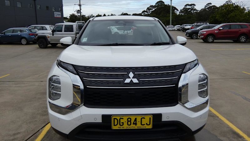 2022 Mitsubishi Outlander ZM MY23 ES 7 Seat (2WD) White 8 Speed CVT Auto 8 Speed Wagon62934702075011111