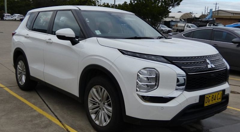2022 Mitsubishi Outlander ZM MY23 ES 7 Seat (2WD) White 8 Speed CVT Auto 8 Speed Wagon62934702075011110