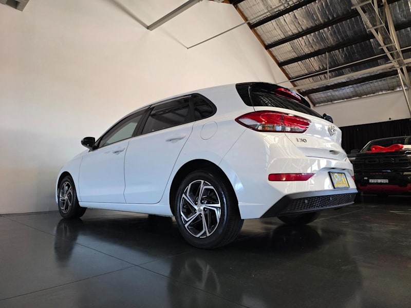 2021 Hyundai i30 i30 PD.V4 MY22 Hatchback 5dr Spts Auto 6sp 2.0i White Automatic Hatchback62936663362946112