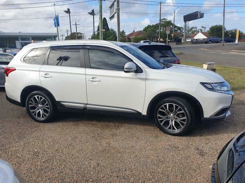 2017 Mitsubishi Outlander ZK MY17 LS (4x2) 7 SEATS White Continuous Variable Wagon62932712546817111
