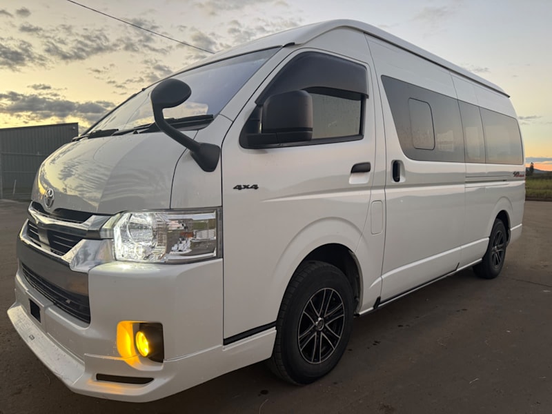 2021 TOYOTA 4WD HIACE SLWB GL, low kms, 4x4!!!62935684345730112