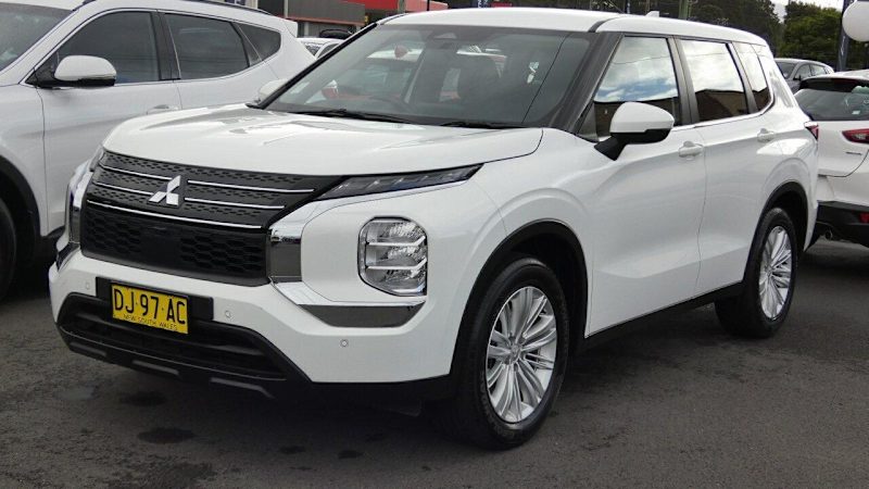 2023 Mitsubishi Outlander ZM MY23 ES 7 Seat (2WD) White 8 Speed CVT Auto 8 Speed Wagon62934702378881110