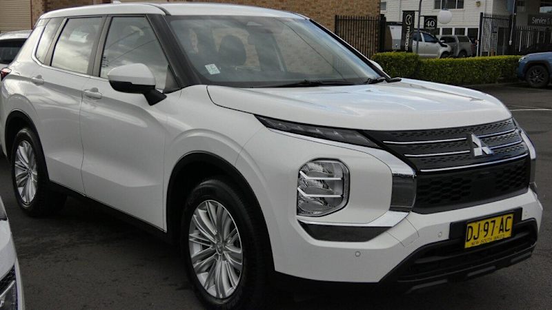 2023 Mitsubishi Outlander ZM MY23 ES 7 Seat (2WD) White 8 Speed CVT Auto 8 Speed Wagon62934702378881112