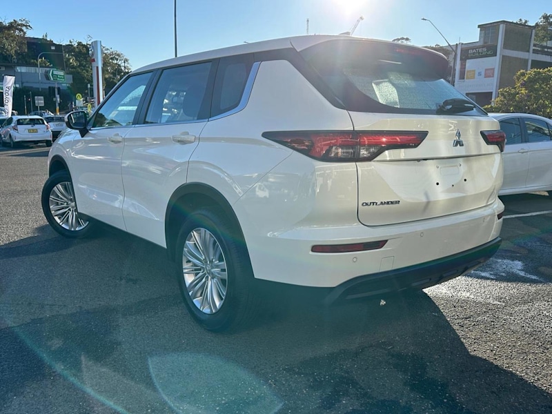 2023 Mitsubishi Outlander ZM MY24 ES 2WD White 8 Speed Constant Variable Wagon62934705714945113