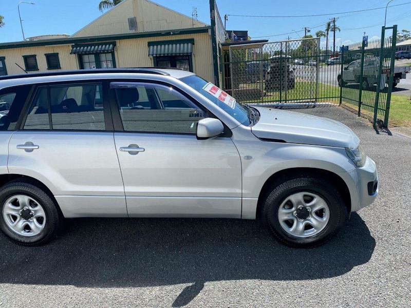 2013 Suzuki Grand Vitara JB MY13 Urban Navigator Silky Silver 5 Speed Manual Wagon62935689687938113