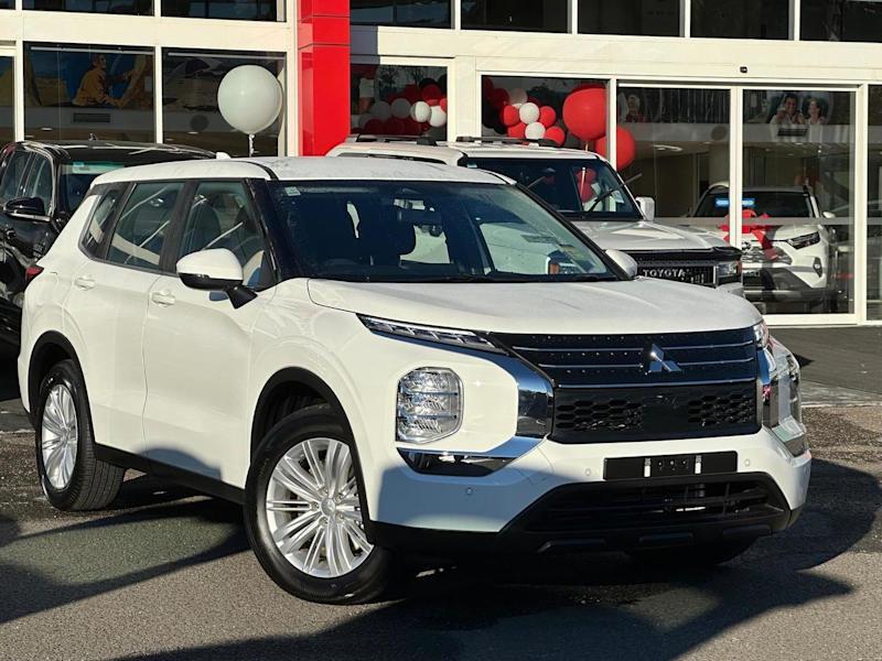 2023 Mitsubishi Outlander ZM MY24 ES 2WD White 8 Speed Constant Variable Wagon62934705714945110