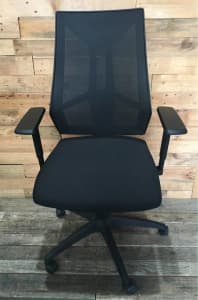 ERGONOMIC MESH HIGH BACK CHAIR WITH ARMRESTS - EXCELLENT CONDITION