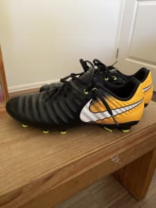 Nike Tiempo football boots - size 9 UK, 44 EUR