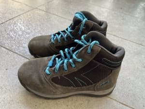 Hi-Tec kids hiking boots 🥾 in new condition US size 1
