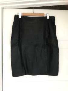 🌺 Black Stretchy Genuine Leather Knee-Long Skirt $5. Size 14.