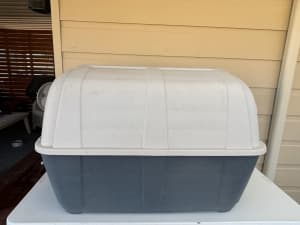 MEDIUM/LARGE DOG KENNEL