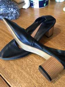 Midas small heel black leather court shoe 38