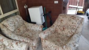 Free 3 seater lounge 2 arm chairs good condition 
