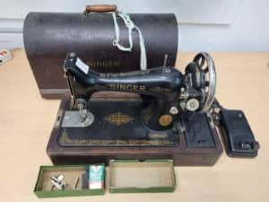 Vintage SINGER Sewing Machine 99k 1949 EF124860