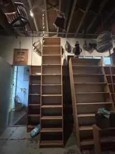 Shelves / bookshelves 