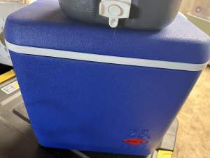Cooler box, watercooler and juicer