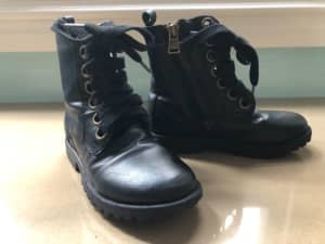 Kids Boys or Girls Doc Marten Style Zip up boot size 11 - great cond