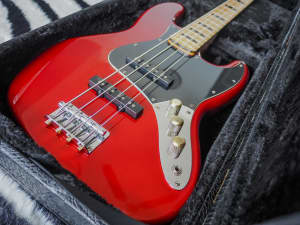 Squire by Fender Classic Vibe 70s Jazz Bass, Candy Apple Red Extras