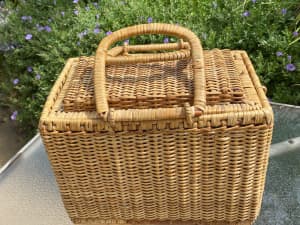 Rectangular cane basket with lid, length 38 cm height 28 cm, width 25.