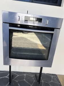 Westinghouse stainless steel fan force wall oven 600mm.